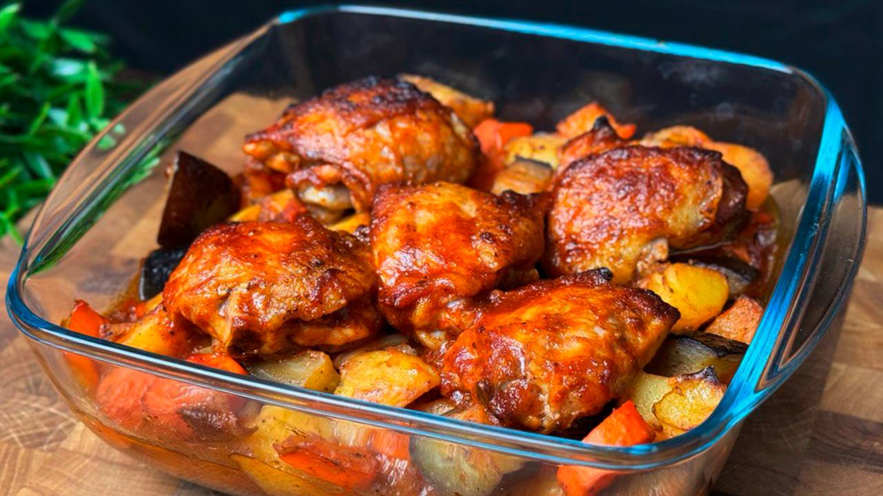 Запеките идеальные куриные бедра с картофелем и овощами!