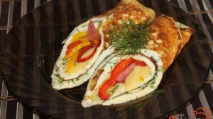 Яичный рулет с перцем, сыром и колбасой