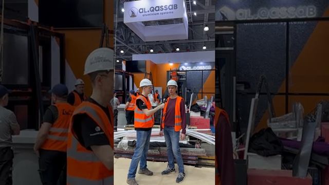 Захаров Сергей на застройке стендов MOSBUILD 2025 Стенд компании  МасТТех - Новое имя AL.QASSAB