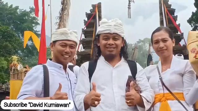 Sembahyang bersama ke pura Batukaru Tabanan