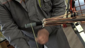 Снятие изоляции кабеля инструментом GB-M20
