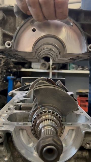 Сборка блока цилиндров дизельного мотора Вольво. смотреть онлайн