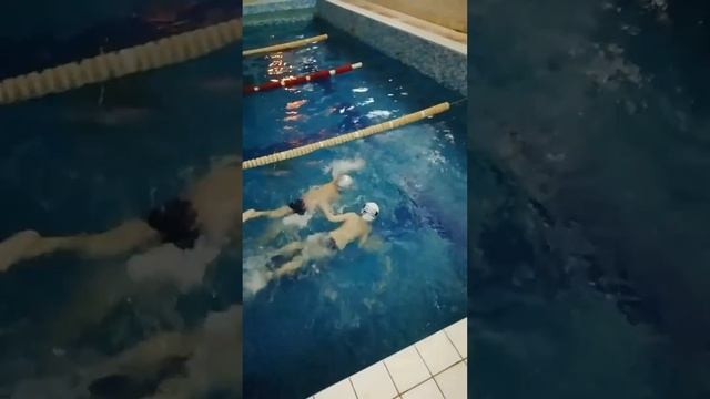 Бассейн в Бердичеве (занятие малышей) смотреть онлайн