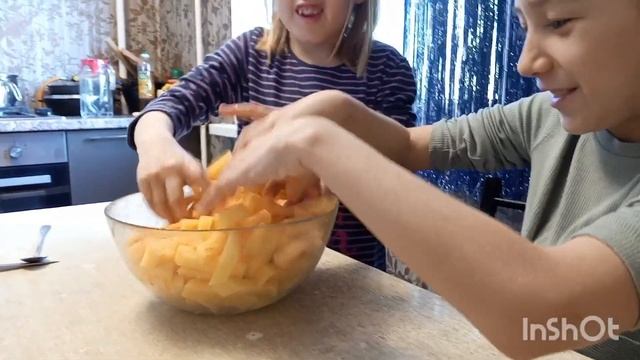 Варя и Маша готовят картофельные чипсы смотреть онлайн