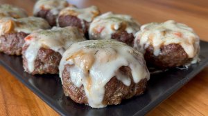 РЕЦЕПТ ЗАПЕЧЕННЫХ В ДУХОВКЕ КОТЛЕТ С ОБЖАРЕННЫМИ ГРИБАМИ И СЫРОМ