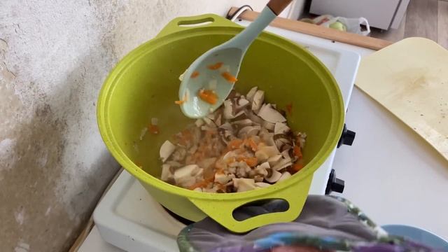 ЗАГОТОВКИ НА ЗИМУ НАЧАЛАСЬ СТРОЙКА! ВКУСНЫЙ ОБЕД// ВЫЕХАЛА В ДОЖДЬ смотреть онлайн