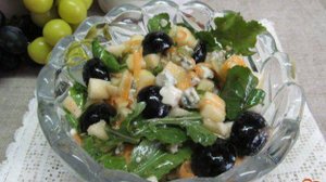 Салат с виноградом и яблоком