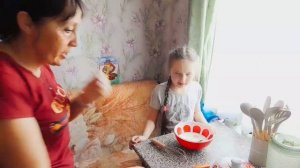 Готовим с внучкой оладьи