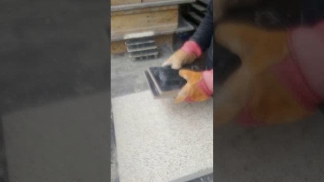 Расформовка кирпичей, тротуарная плитка Антик из известняка.