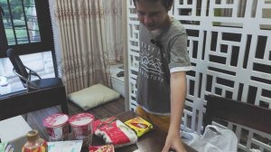 Мама ходит по магазинам, чтобы вкусненького купить, а я уроки не делаю