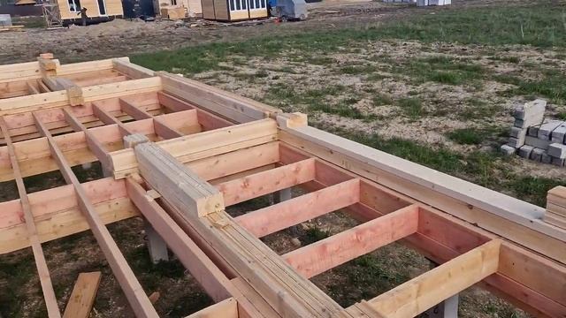Особенности строительства дома из профилированного бруса , ручной рубки в пол бревна. смотреть онлайн