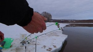 Рыбалка на донки с края льдины весной.