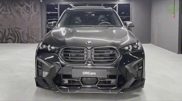 BMW X5M Competition 2025 года в черном цвете смотреть онлайн