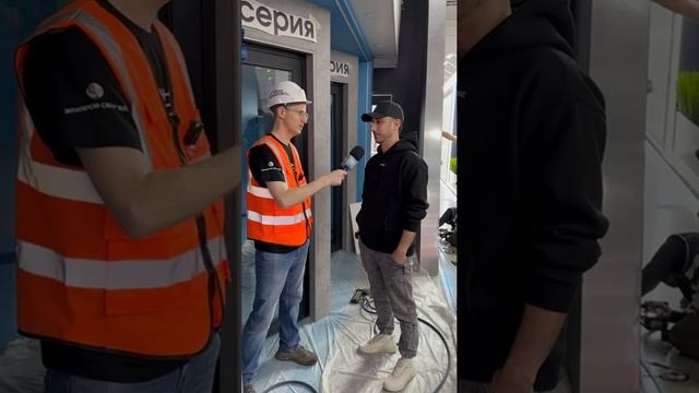 Захаров Сергей на застройке стендов MOSBUILD 2025 Стенд компании АЛРОКС