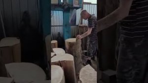 Как колят дуб на клепку для бочек.