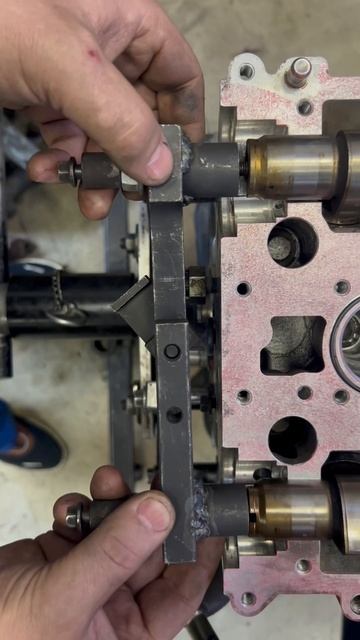 Финальная часть сборки гбц Вольво 2,5т. Установка валов и притягивание крышки. смотреть онлайн