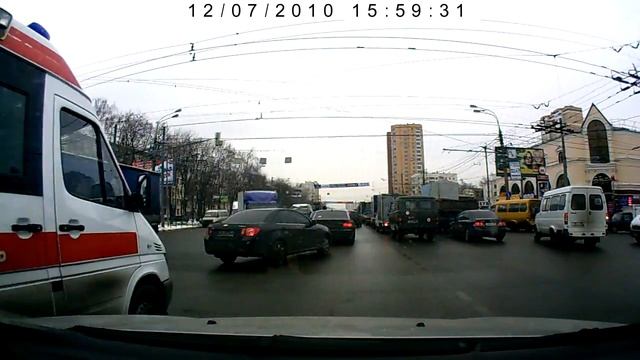 Обгоняют скорую на встречке вторым рядом