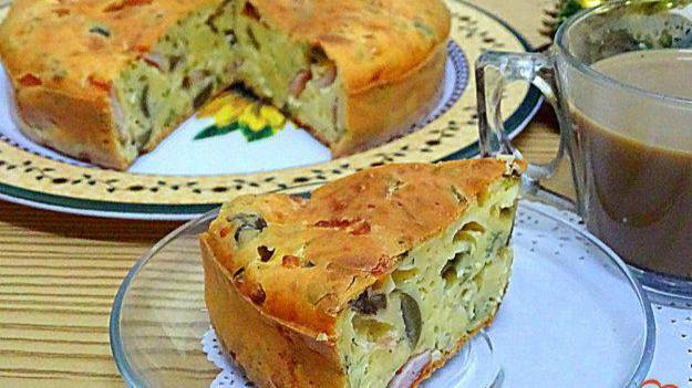 Пирог закусочный с сосисками.
