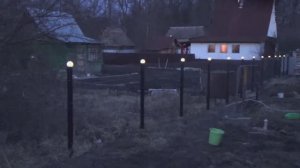 Бюджетный забор изгородь из сварной сетки с фонариками.