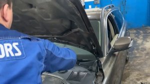 Два способа заменить щётки стеклоочистителя на Вольво хс70.