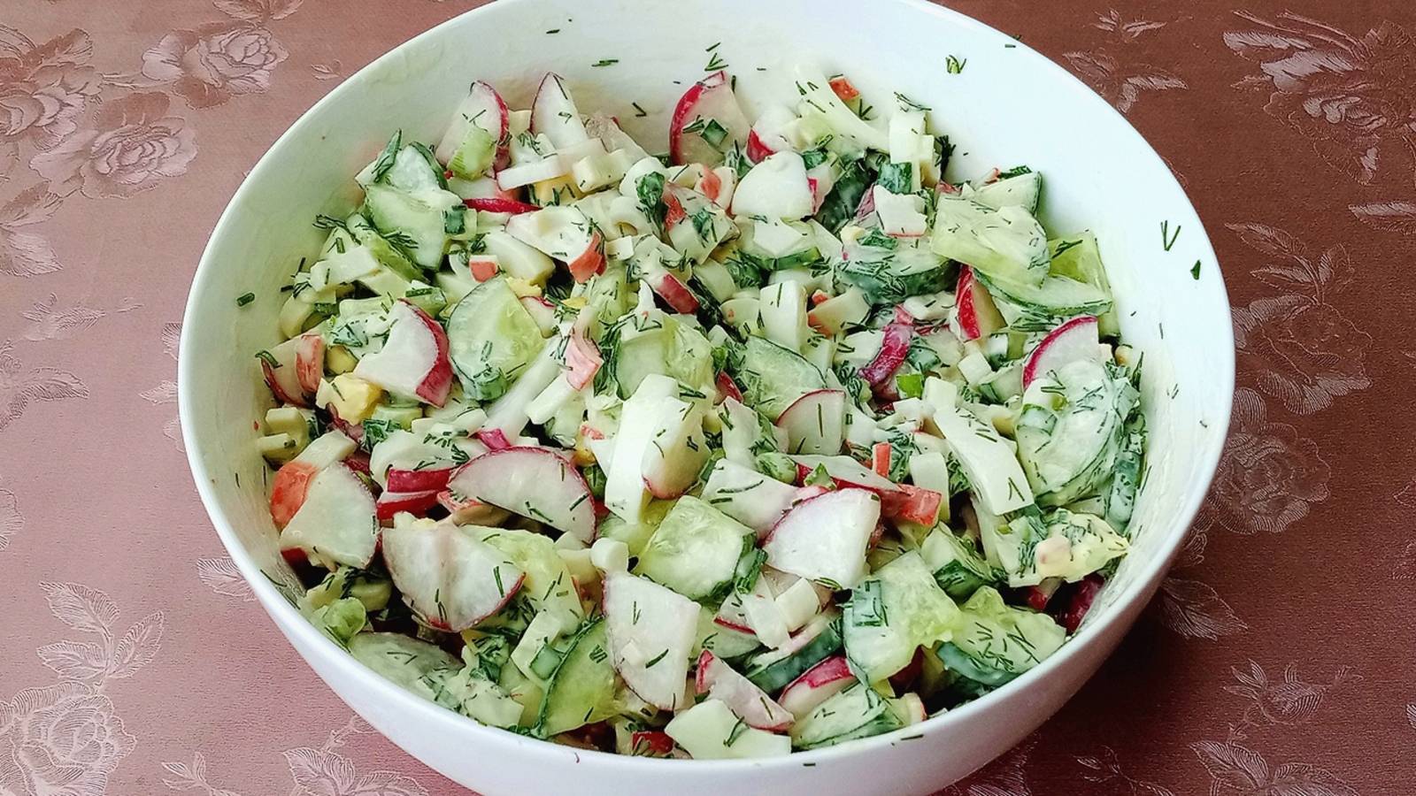 Простой и вкусный салат с крабовыми палочками