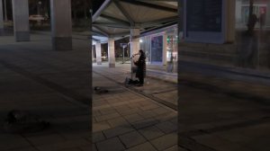 Уличный музыкант метро партизанская