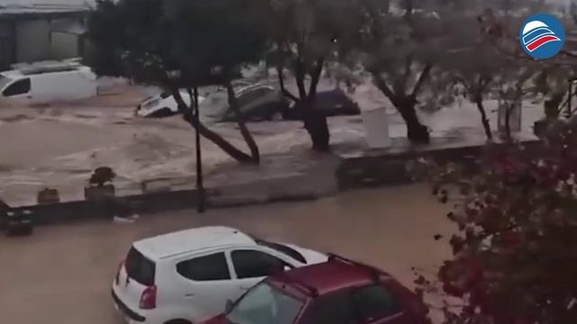 Жуткие кадры природной катастрофы: машины и яхты сносит мощным потоком воды