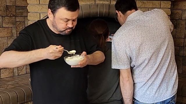 Ведущий втихаря поджирает реквизит смотреть онлайн