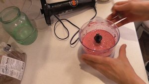 Сладкий "живой" перекус из банана, зеленой гречки и брусники.