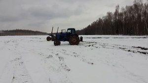 МТЗ 80 Сила//тянет Лесовоз Урал из грязи! В конце ролика забавный момент,смотреть до конца!!!🤣