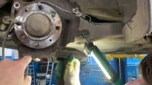Замена продольных рычагов на Volvo s40.