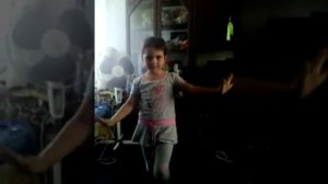 Очень круто танцует! Маленькая девочка - просто супер!