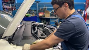 Установка компрессора кондиционера Nissens на Volvo s80.