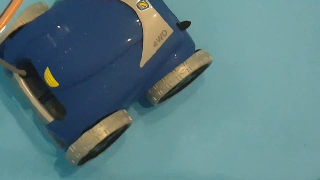 Робот пылесос для бассейна за 250 000 рублей !!!!!! смотреть онлайн