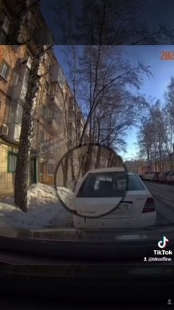 Последствия отсутствия снегозадержателей... #руфлайн #снегозадержание #ограждения #снегопад #опасно