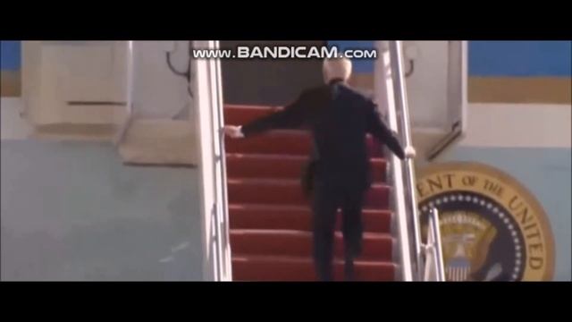 Президент Байден на трапе самолета смотреть онлайн
