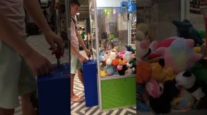 Вытащил самую большую игрушку из игрушечного автомата#влог#игрушки#автоматы