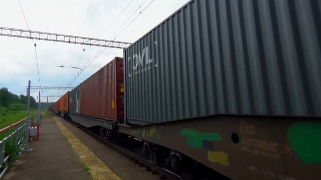 "Единственный зелёный Выльник за день!" Электровоз ВЛ11М-225 с контейнерным грузовым поездом смотреть онлайн
