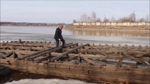 На обмелевшем дне Волги в Кинешме предстало старинное деревянное судно