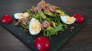 Лёгкий салат с тунцом — идеальный обед за 5 минут! ⏱️✨