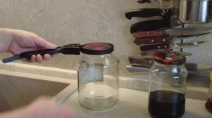 Банка с винтовой крышкой как проще открыть