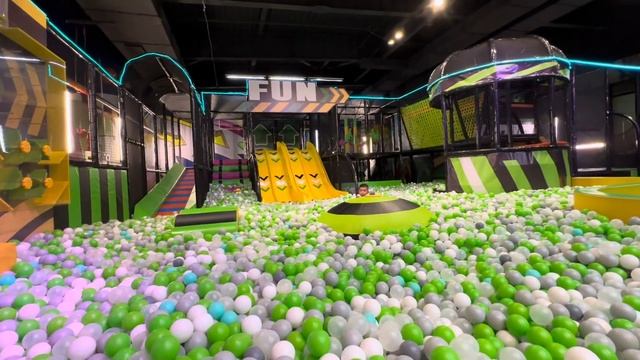 Играют в надувном замке | играной зал | #shortvideo #tiktokvideo #лайк #shorts смотреть онлайн