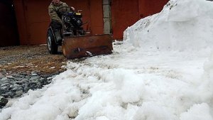 Тракторок примеряет отвал. Первая работа помощника!