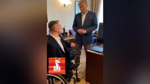 Песков передал от Путина монеты СССР белорусскому паралимпийцу Талаю: видео