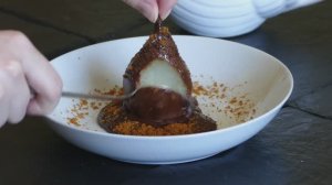 Груша в шоколаде — изысканный десерт за 10 минут 🍐🍫