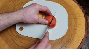 Samura harakiri режет яблоко