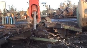 Разделка (резка) железнодорожного вагона (цистерна) гидроножницами LaBounty MSD2000R.