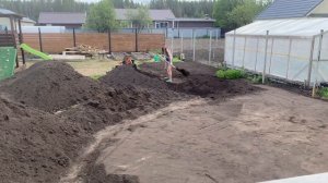 УРА! ПРИВЕЗЛИ ЗЕМЛЮ! ВЫРАВНИВАЕМ УЧАСТОК// ЖАРЮ РЫБУ// ЗАКУПКА ПРОДУКТОВ// СЕЮ СЕМЕНА