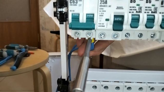 С этим справится даже новичок. Как спроектировать / собрать свой электрощит для квартиры или дома. смотреть онлайн