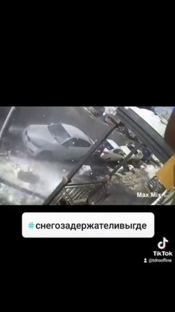 Последствия отсутствия снегозадержателей... #руфлайн #снегозадержание #ограждения #снегопад #опасно